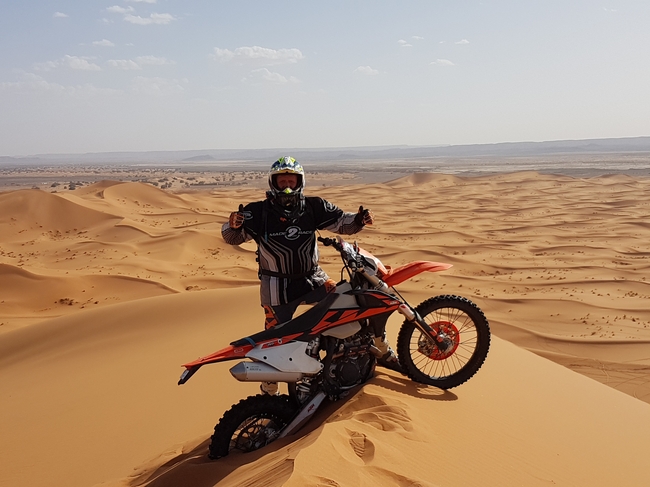 沙漠越野摩托车运动员图片