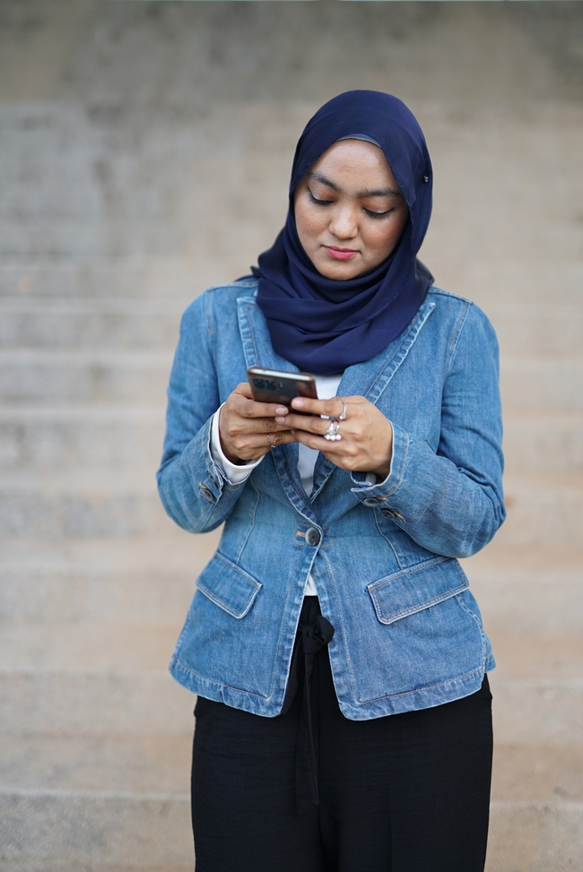 正在看手机的穆斯林美女图片