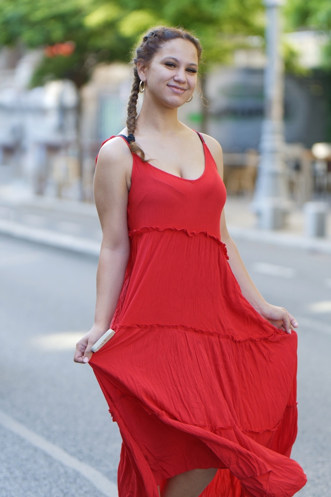 街头时尚性感时尚红色连衣裙美女图片