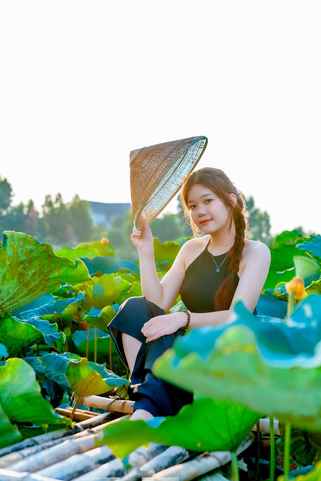 夏日荷塘越南美女写真图片