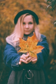 秋天手持枫叶的欧美美女图片