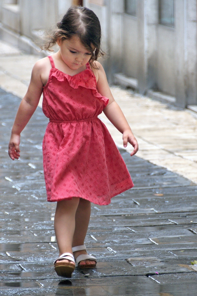 穿着粉色连衣裙的小女孩图片