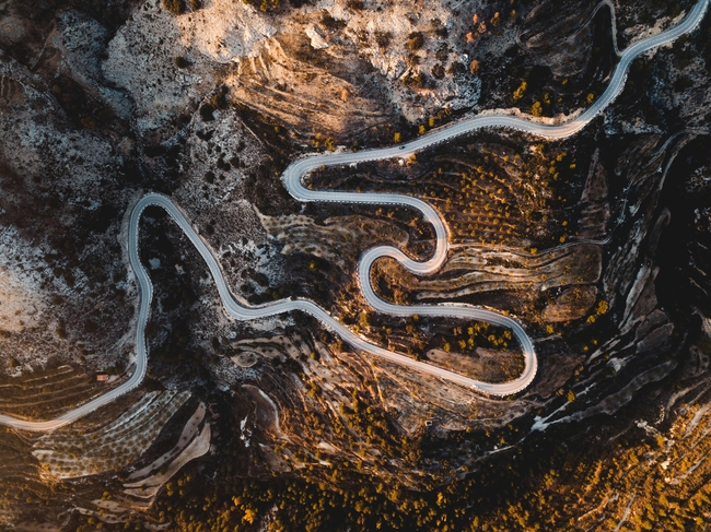 山路十八弯蜿蜒盘旋山间小路图片