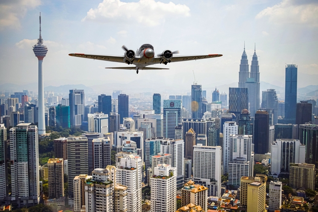 城市高楼大厦飞机高空飞行图片