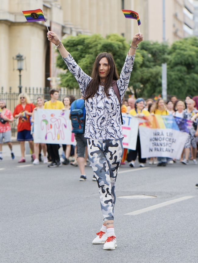 欧美女性出街游行举牌示威图片