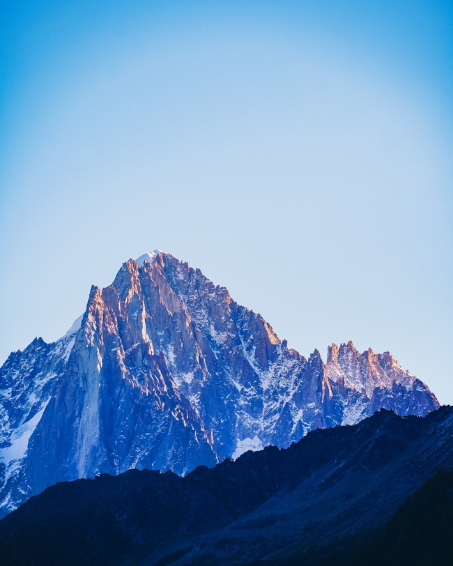 巍峨雪域高山雪山之巅图片