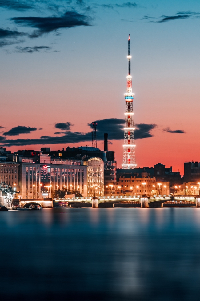 日暮黄昏滨海城市建筑夜景摄影图片