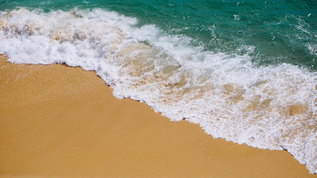 海边沙滩潮起潮落摄影图片