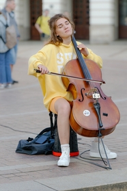 欧美街头拉大提琴的美女图片