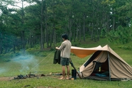 男人荒野帐篷露营图片