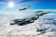 蓝天白云喷气式战斗机飞行图片