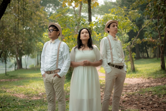 公园草地树林年轻男女三个人合影图片
