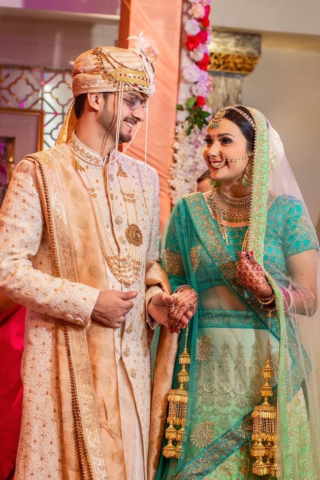 印度穿传统服饰的新婚恋人图片