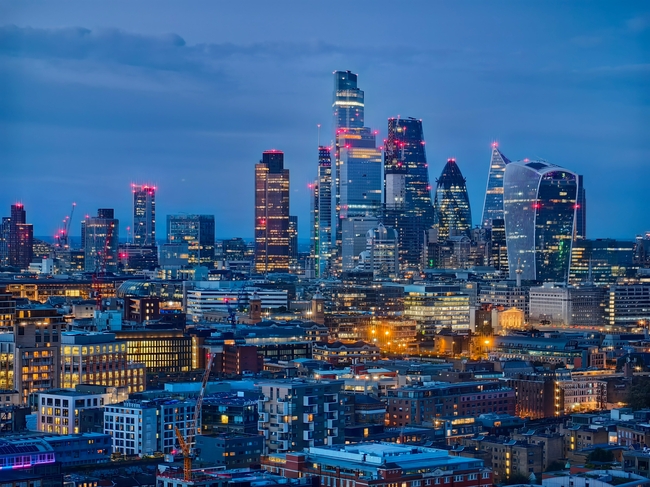英国伦敦繁华都市建筑夜景摄影图片