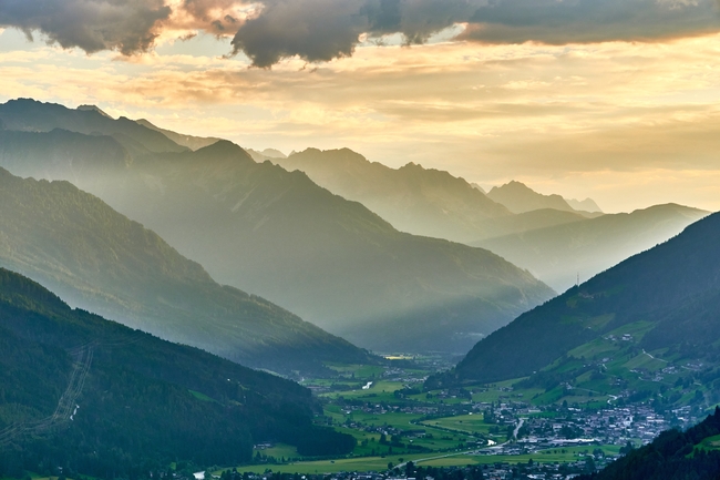 阿尔卑斯山云雾缭绕风光摄影图片