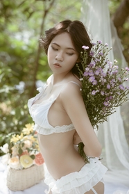 亚洲性感内衣少女户外人体摄影图片