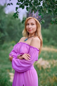 戴着皇冠的俄罗斯性感美女图片
