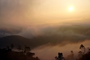 清晨日出云雾缭绕山脉风光摄影图片