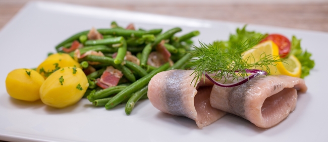 土豆柠檬豆角生鱼肉摄影图片