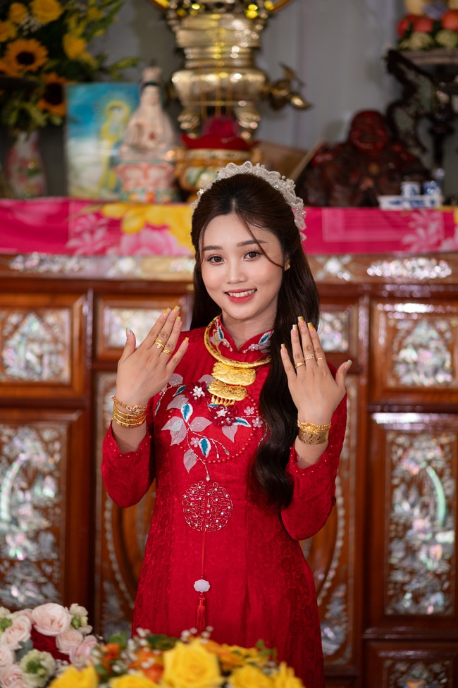 越南穿金戴银红色奥黛新娘美女图片