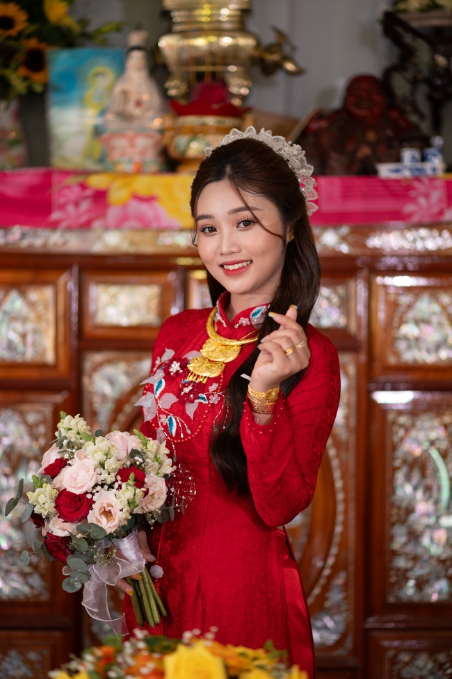 穿着红色嫁衣的越南美女图片
