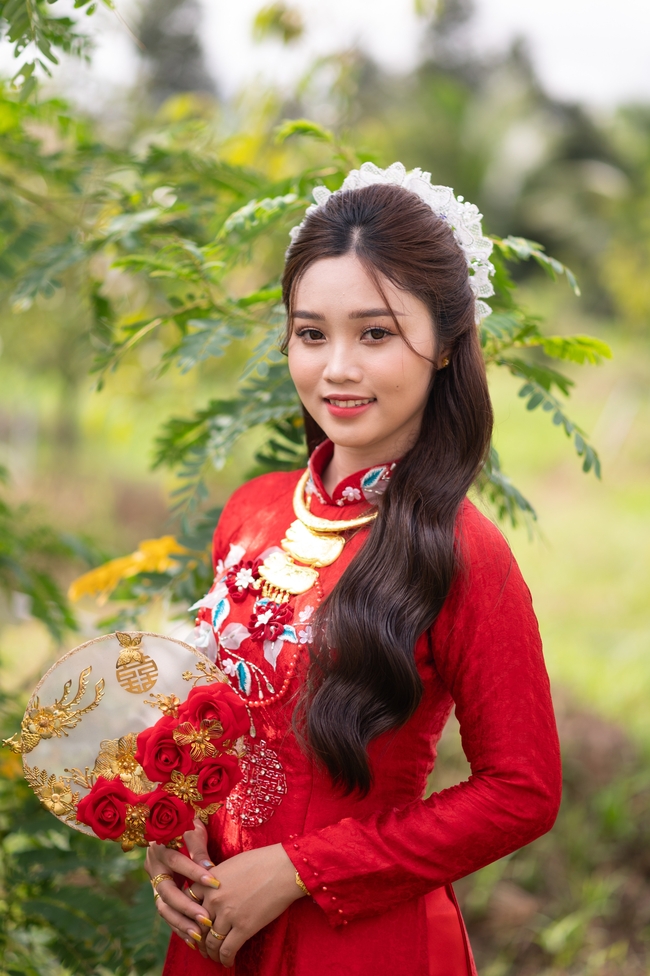 越南传统红色奥黛美女写真图片