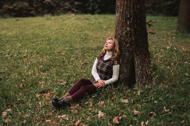 秋天坐在树下感受秋意的美女图片