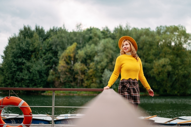秋天乘船游湖的俄罗斯美女图片