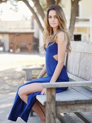 坐在木椅上的蓝色礼服裙美女写真图片