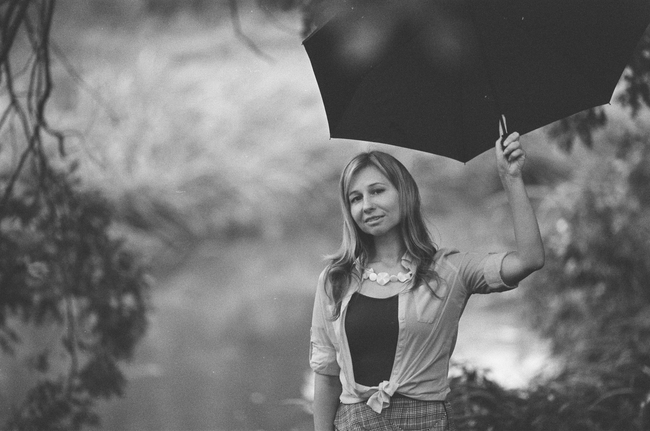 欧美美女撑伞黑白风格写真摄影图片