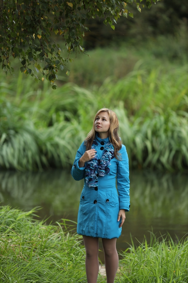 秋天河边穿着蓝色外套的美女图片