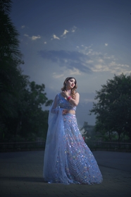 夜幕中唯美蓝色纱丽印度美女人体摄影图片