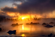 日暮黄昏湖泊雾气朦胧意境摄影图片