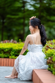 户外花园性感白色吊带裙美女写真图片