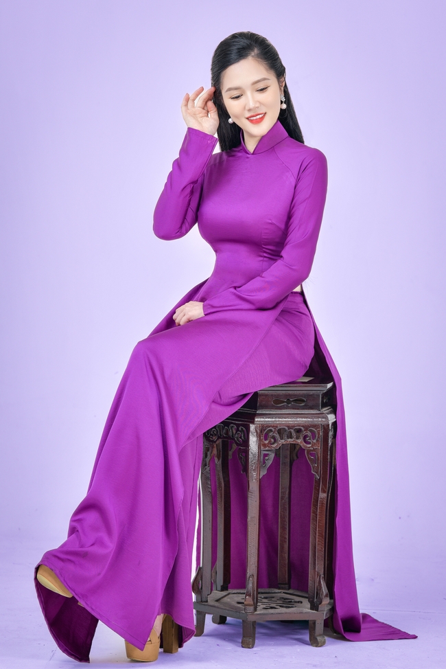 越南时尚紫色奥黛旗袍美女图片