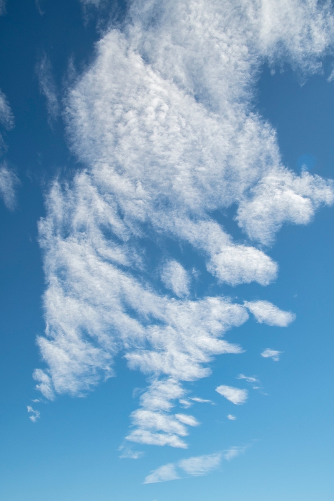 蓝色天空上漂浮的一团白云图片