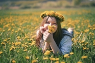 夏日黄色花草丛笑颜如花美女写真图片