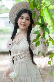 亚洲甜美戴帽双麻花辫美女写真摄影图片