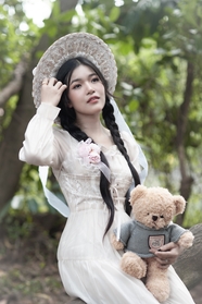 亚洲清纯女孩户外婚纱写真摄影图片