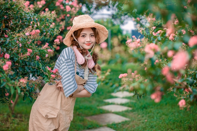 春日青春活力戴草帽背带裤美女图片