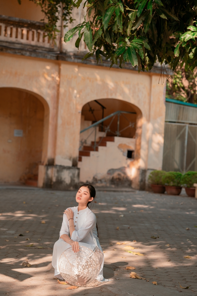 越南民族服饰美女蹲在地上图片