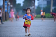 参加马拉松的小女孩图片