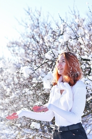 冬季雪花纷飞欧美美女写真图片