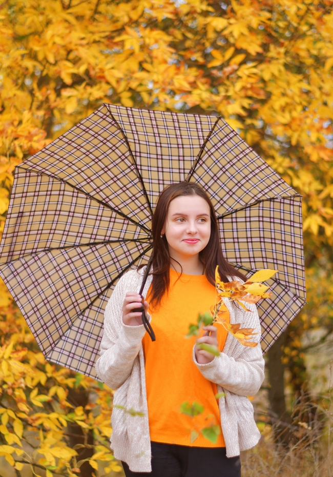 金秋十月撑着雨伞的美女图片