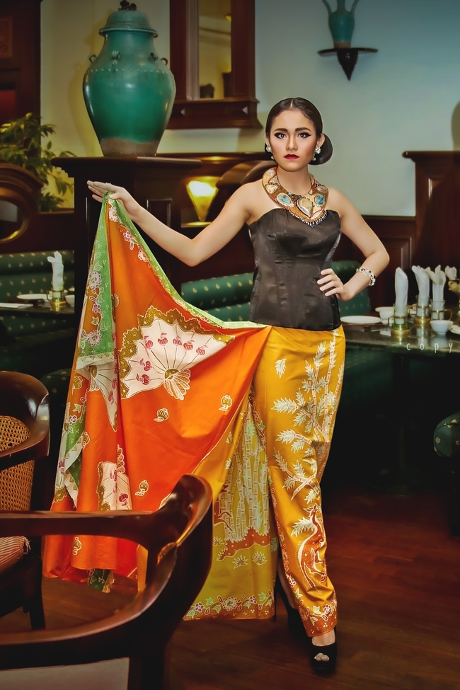 亚洲蜡染丝绸服饰美女写真图片