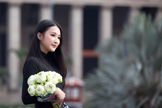 手捧花束的亚洲黑色长发美女图片