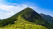 蓝天白云巍峨青山风光摄影图片