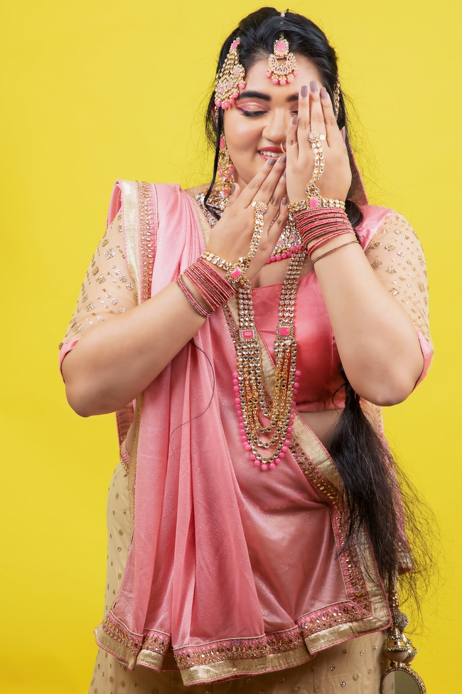 手遮挡眼睛的印度微胖美女图片