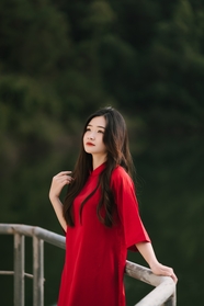 越南红色奥黛长裙长发美女图片