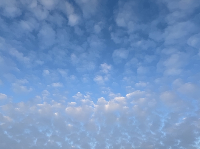 蓝色天空层层卷积云摄影图片